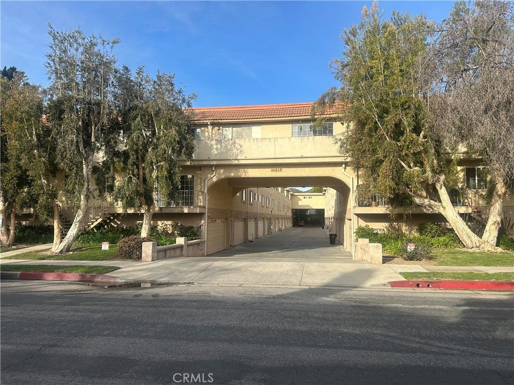 10215 Variel Ave #11 Chatsworth CA 91311 8 10215 Variel Ave #11 Chatsworth CA 91311