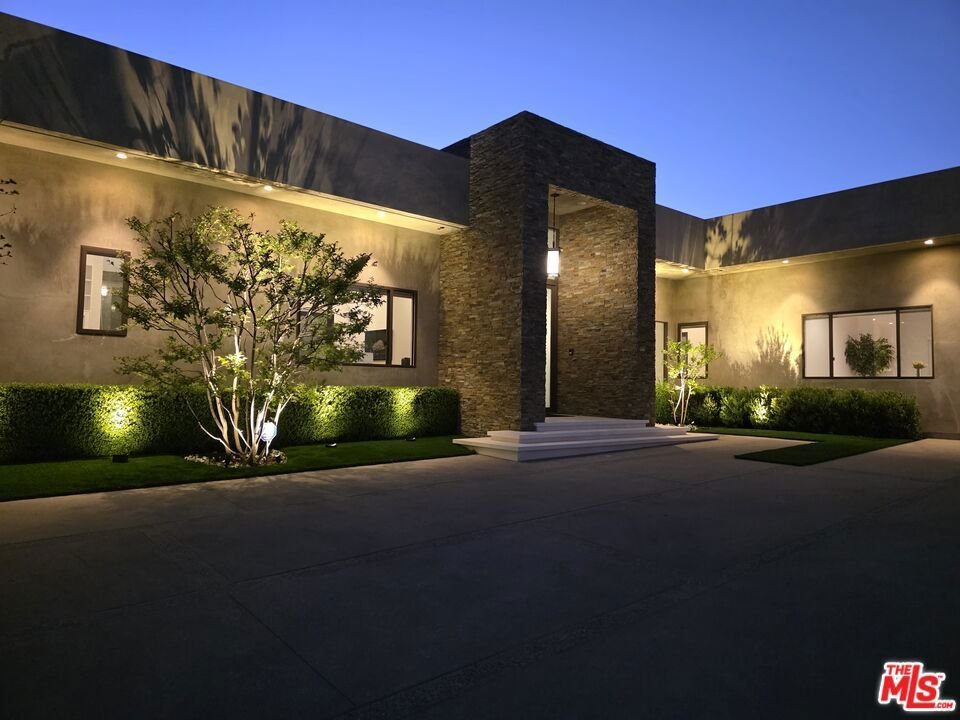16167 Royal Oak Road Encino CA 91436 30 16167 Royal Oak Road Encino CA 91436