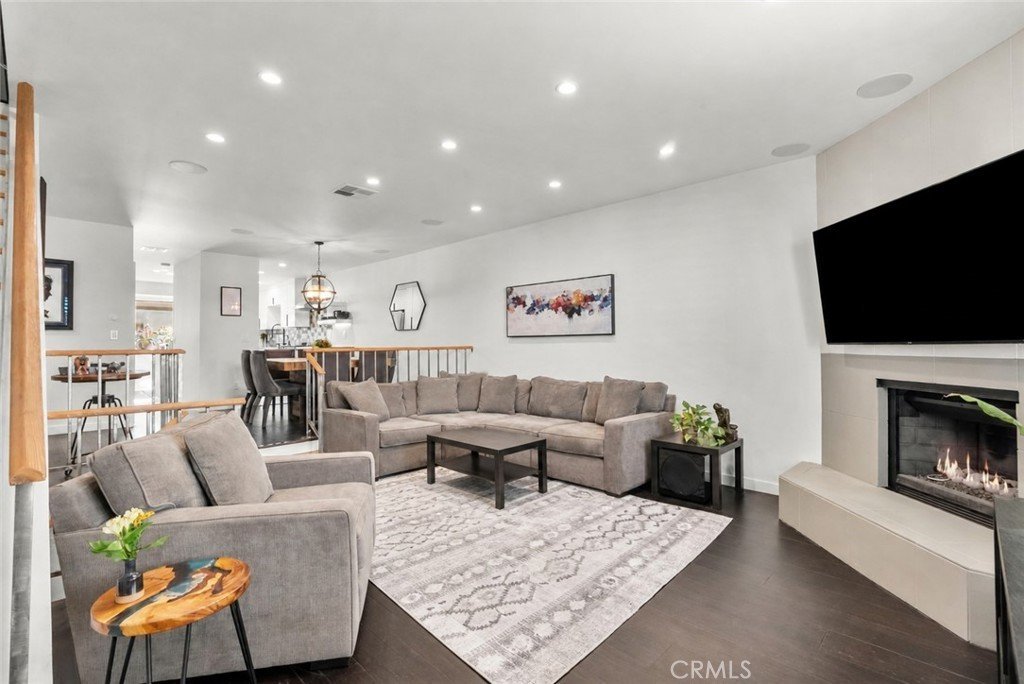 10229 Variel 12 Chatsworth CA 91311 43 10229 Variel 12 Chatsworth CA 91311