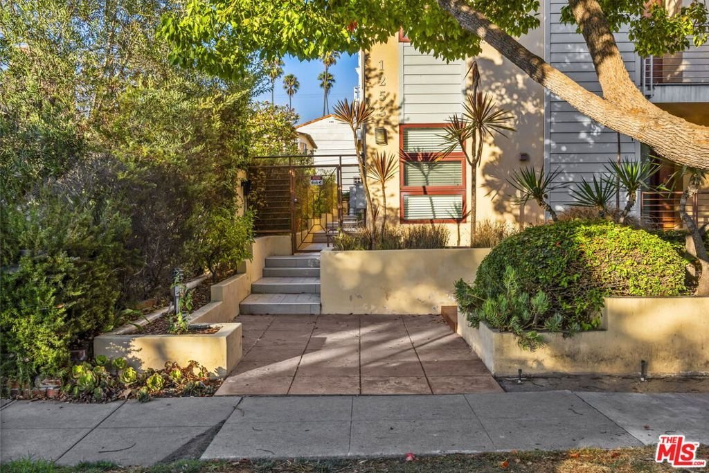 1253 18th Street 103 Santa Monica CA 90404 32 1253 18th Street 103 Santa Monica CA 90404