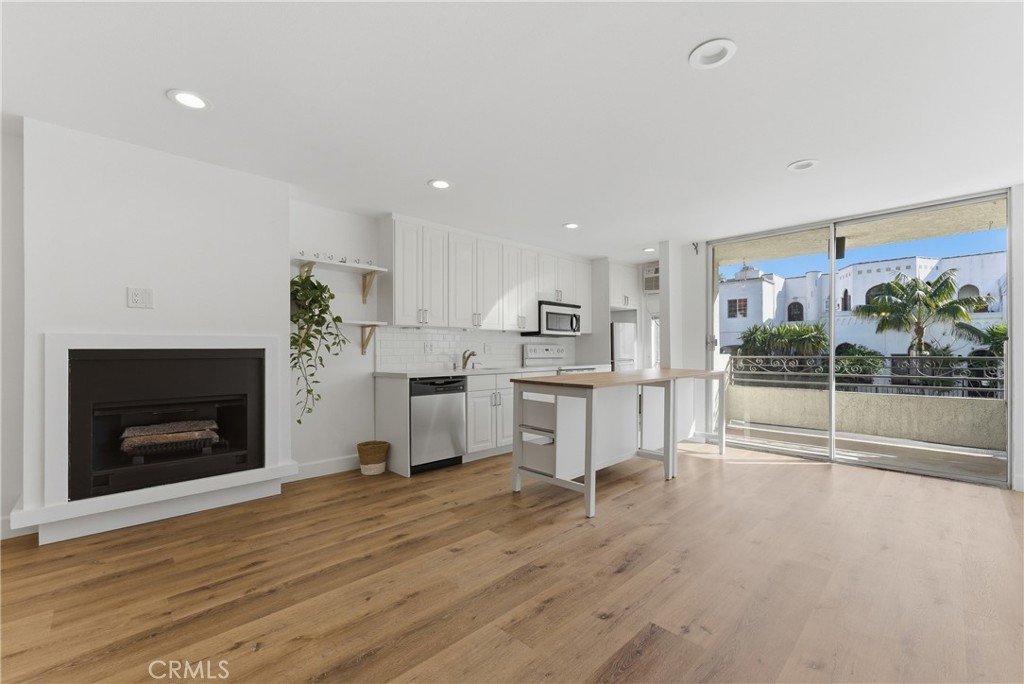 6151 Orange Street 107 Los Angeles CA 90048 32 6151 Orange Street 107 Los Angeles CA 90048
