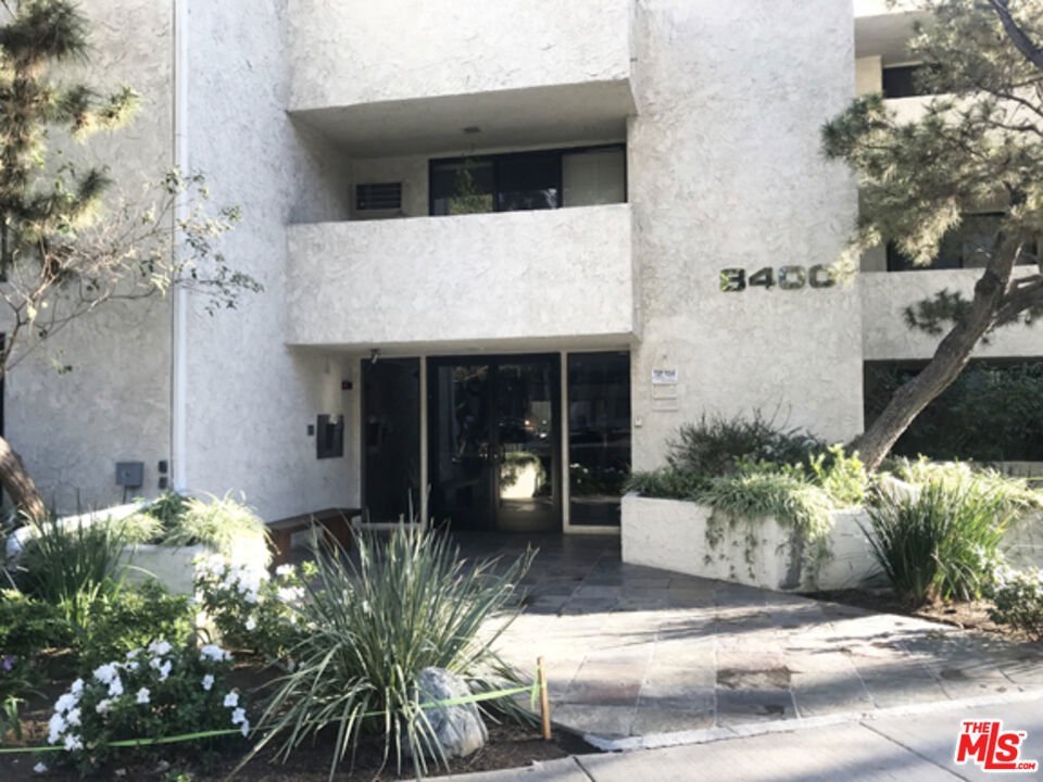8400 De Longpre Avenue 104 West Hollywood CA 90069 24 8400 De Longpre Avenue 104 West Hollywood CA 90069