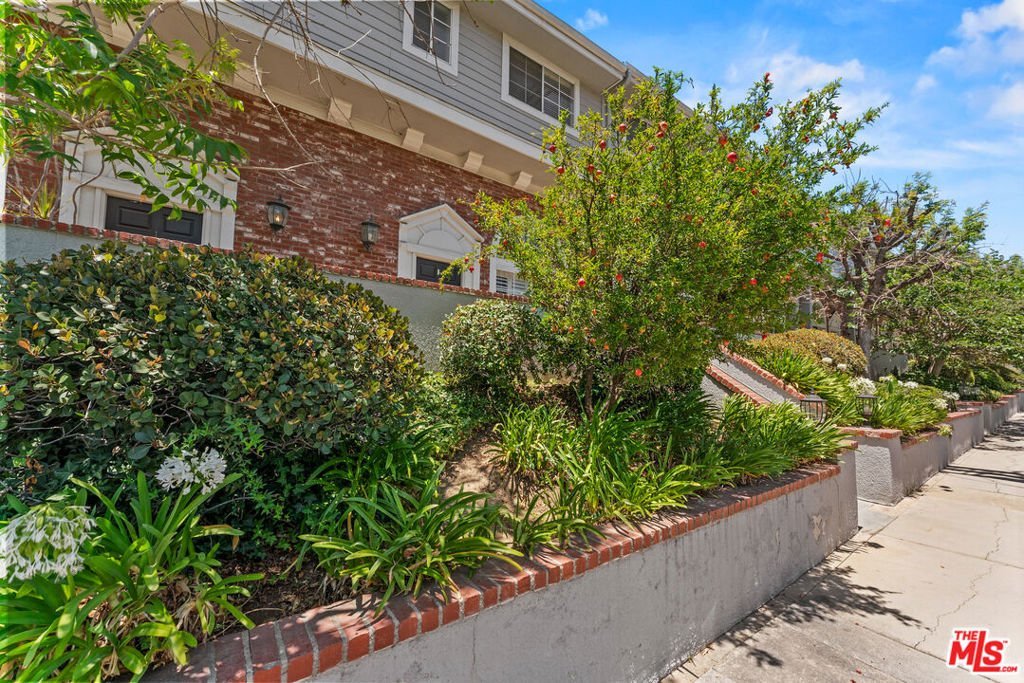 8741 Darby Avenue 2 Northridge CA 91325 21 8741 Darby Avenue 2 Northridge CA 91325