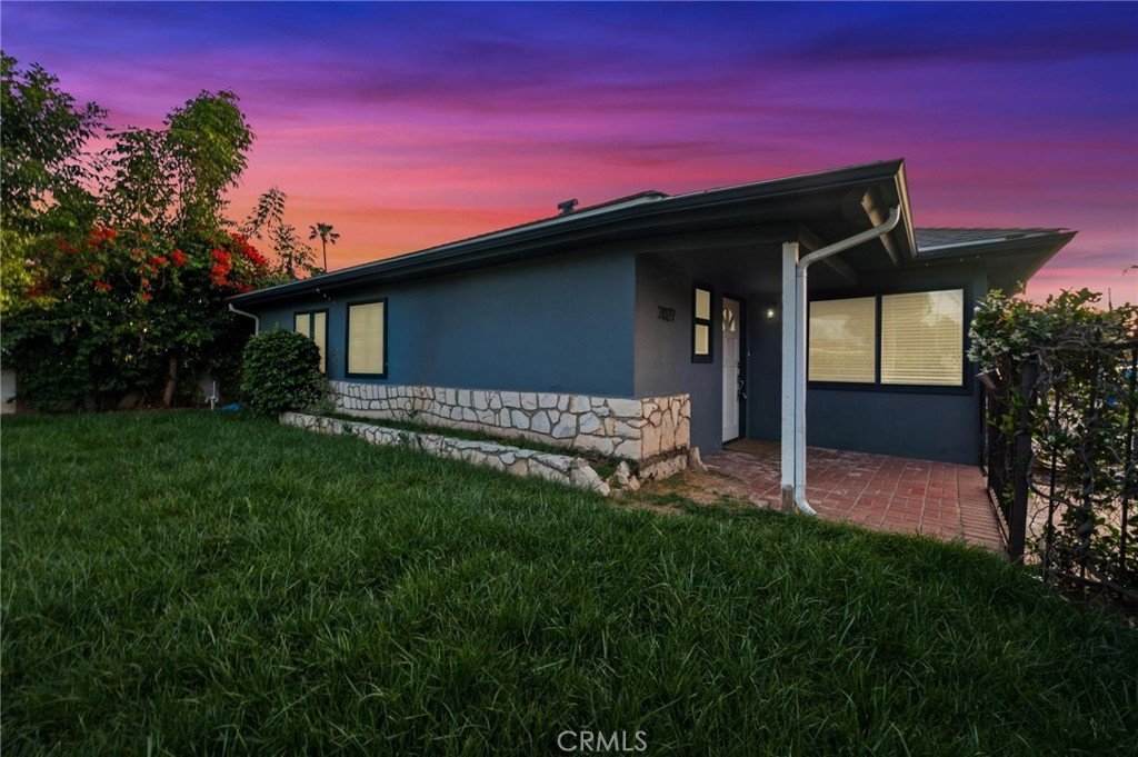 7027 Gloria Avenue Lake Balboa CA 91406 30 7027 Gloria Avenue Lake Balboa CA 91406