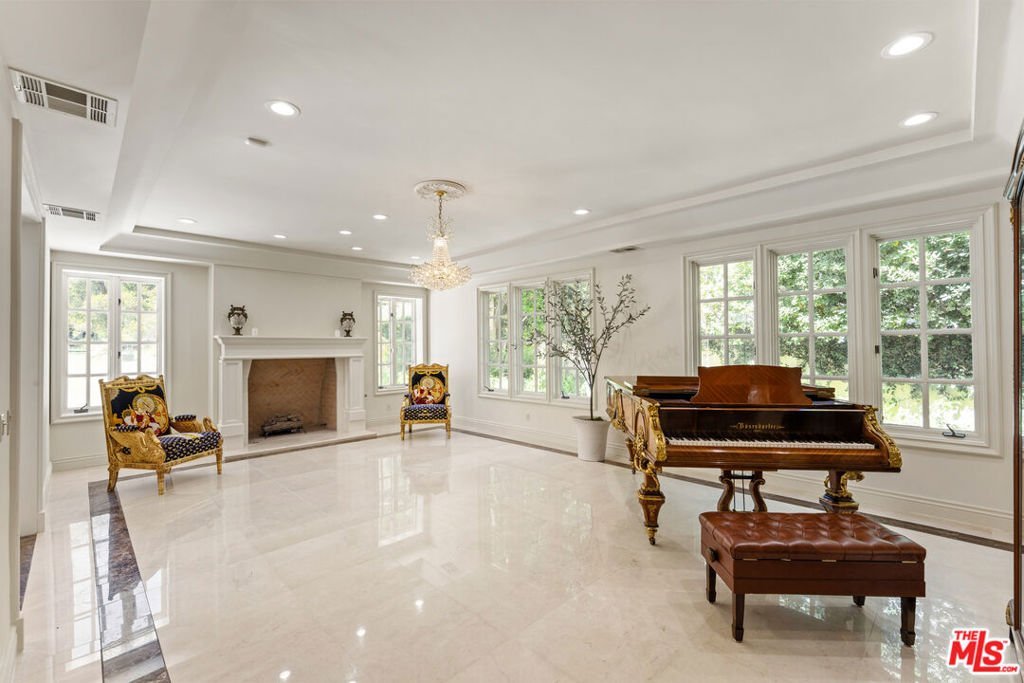 3829 Hayvenhurst Drive Encino CA 91436 28 3829 Hayvenhurst Drive Encino CA 91436