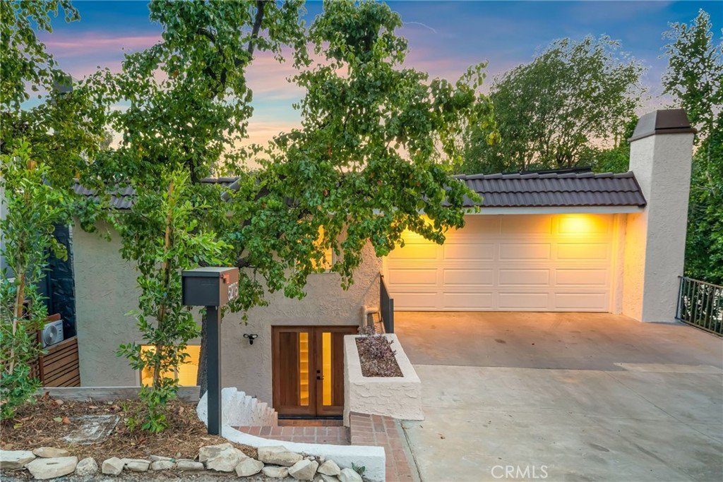5215 Baza Woodland Hills CA 91364 52 5215 Baza Woodland Hills CA 91364