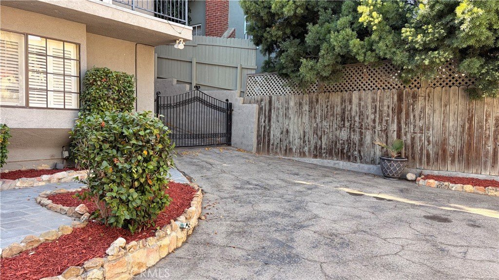 3370 Troy Los Angeles CA 90068 20 3370 Troy Los Angeles CA 90068