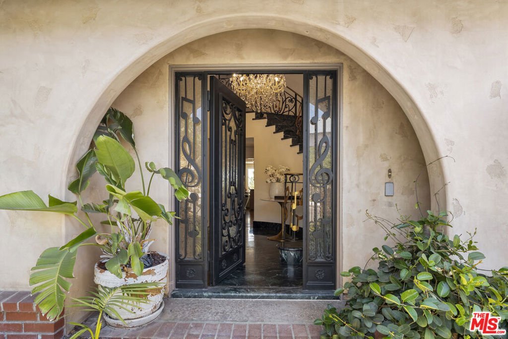 8004 Oceanus Drive Los Angeles CA 90046 27 8004 Oceanus Drive Los Angeles CA 90046