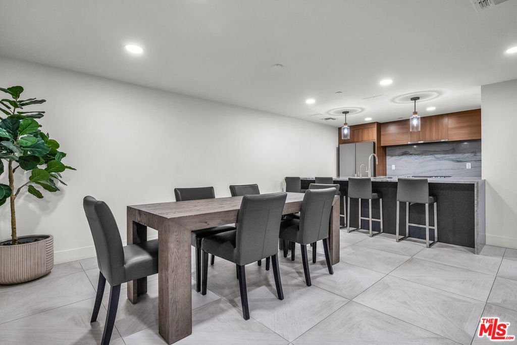 200 N Swall Drive 313 Beverly Hills CA 90211 28 200 N Swall Drive 313 Beverly Hills CA 90211