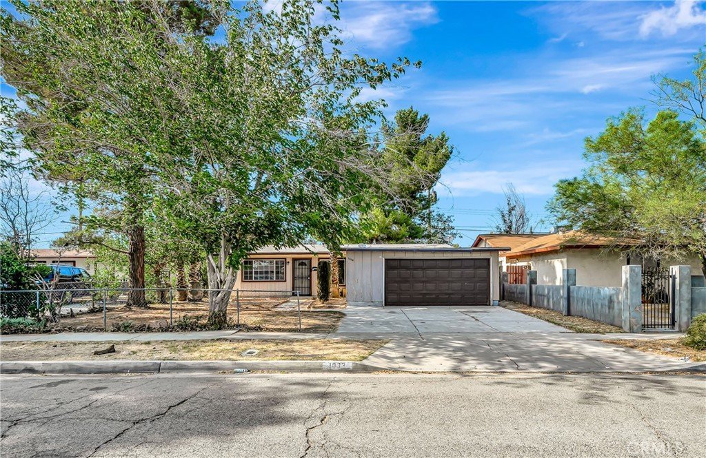 1033 W Holguin Lancaster CA 93534 33 1033 W Holguin Lancaster CA 93534