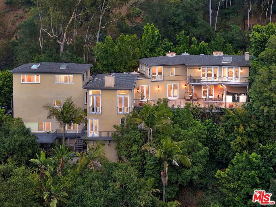 9430 Readcrest Drive Beverly Hills CA 90210 18 9430 Readcrest Drive Beverly Hills CA 90210