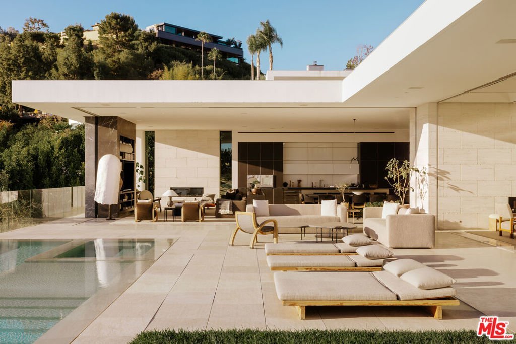9265 Robin Drive Los Angeles CA 90069 33 9265 Robin Drive Los Angeles CA 90069
