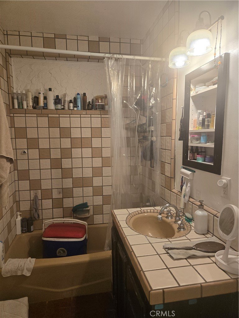 7006 Zelzah Avenue Reseda CA 91335 8 7006 Zelzah Avenue Reseda CA 91335
