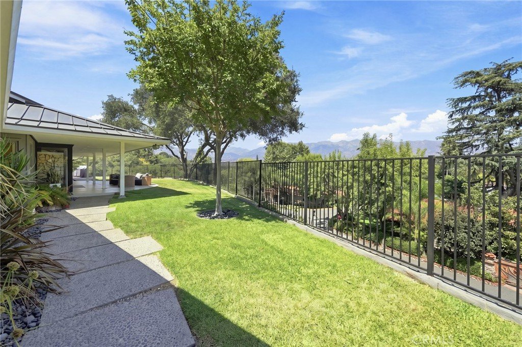 3608 Hampstead Road La Canada Flintridge CA 91011 40 3608 Hampstead Road La Canada Flintridge CA 91011
