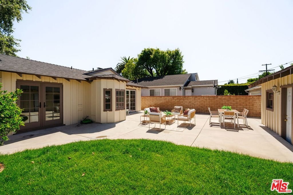 22103 Del Valle Street Woodland Hills CA 91364 26 22103 Del Valle Street Woodland Hills CA 91364