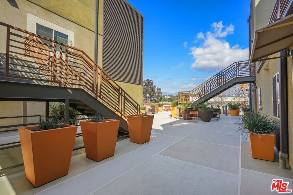 2974 Ripple Place 202 Los Angeles CA 90039 32 2974 Ripple Place 202 Los Angeles CA 90039