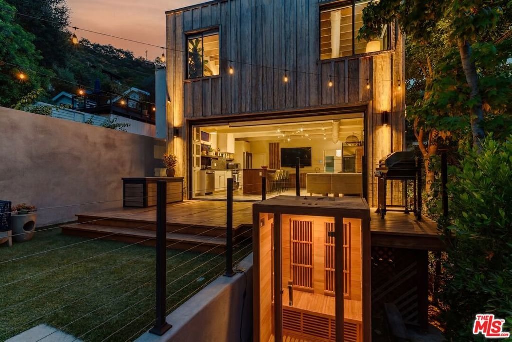 8550 Ridpath Drive Los Angeles CA 90046 17 8550 Ridpath Drive Los Angeles CA 90046