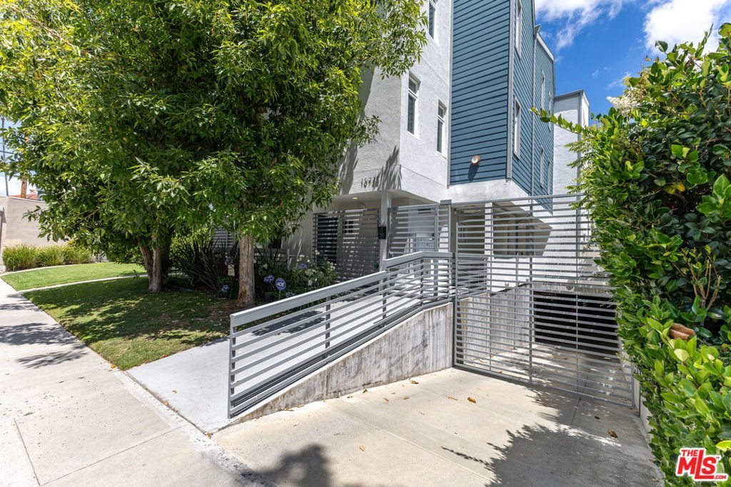 10735 Bloomfield Street 5 Los Angeles CA 91602 36 10735 Bloomfield Street 5 Los Angeles CA 91602
