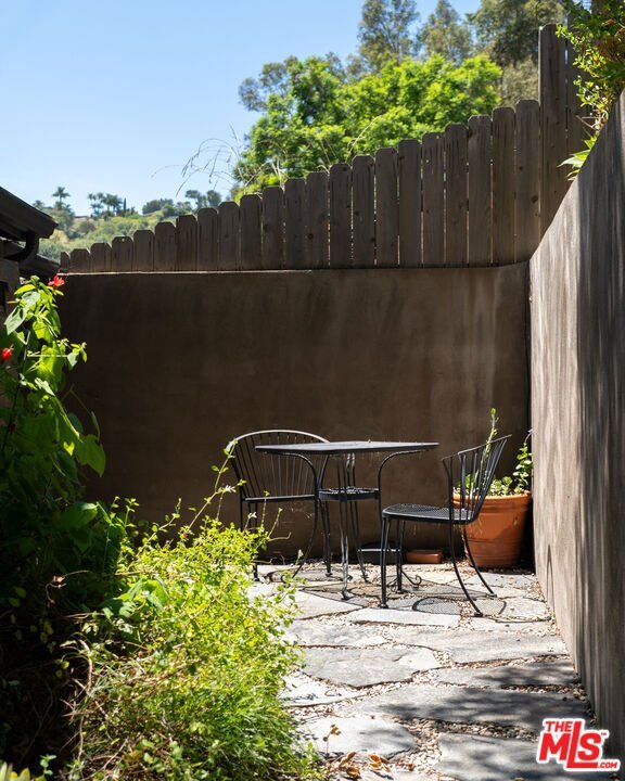 3980 Hopevale Drive Los Angeles CA 91403 28 3980 Hopevale Drive Los Angeles CA 91403