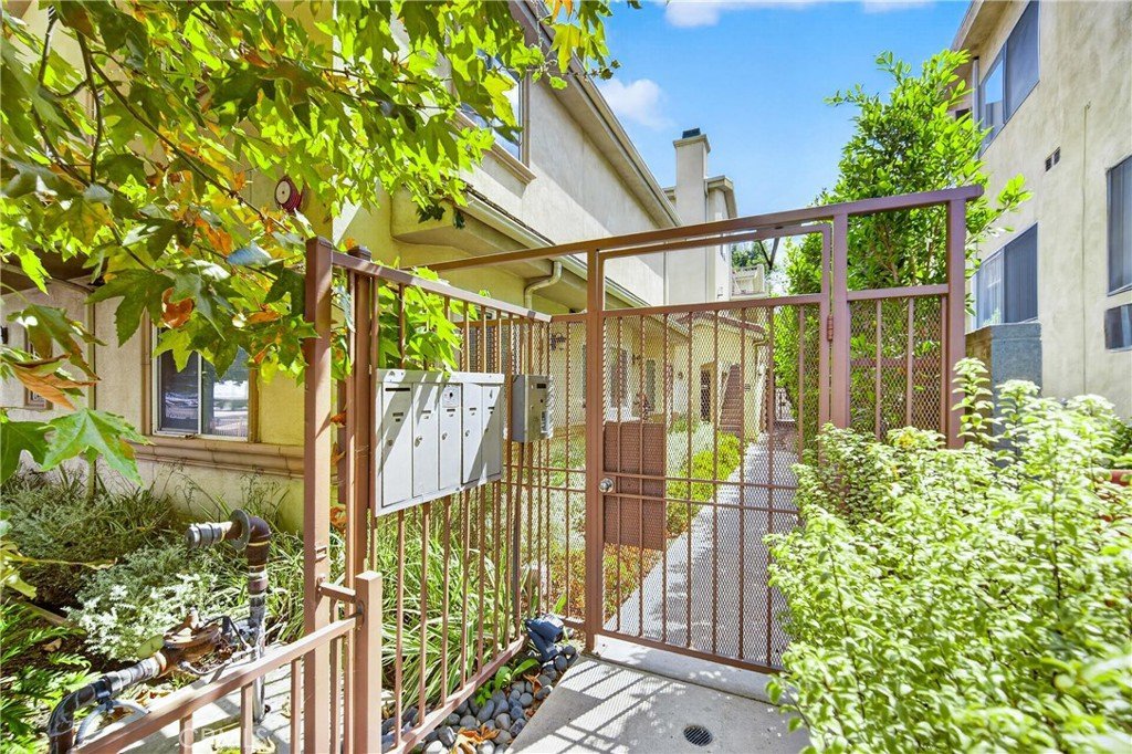 6446 Woodley Avenue 3 Lake Balboa CA 91406 20 6446 Woodley Avenue 3 Lake Balboa CA 91406