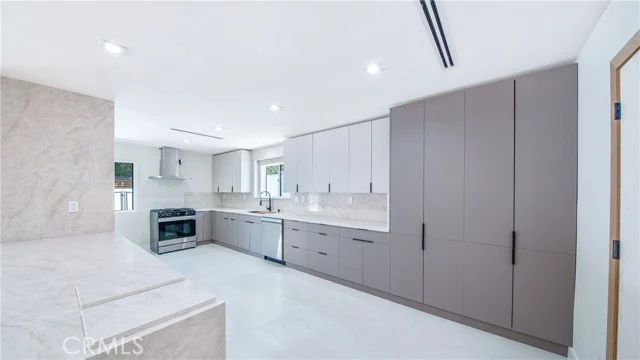13633 Delano Street photo 4