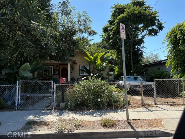 2724 Queen Street photo 1