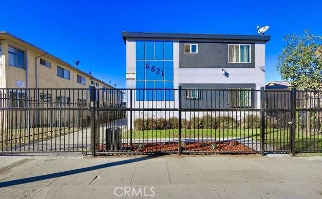 6821 11th Ave., Los Angeles