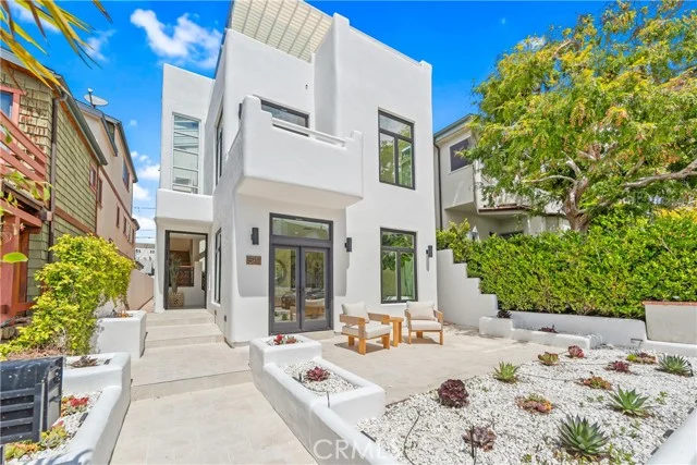 541 4th, Manhattan Beach