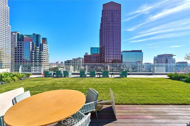 877 Francisco #1717 photo 3