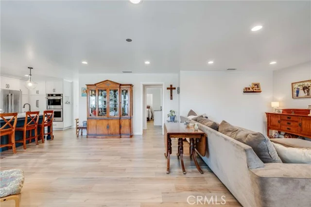 1414 E Silva photo 3