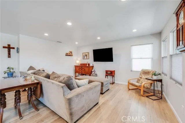 1414 E Silva photo 4