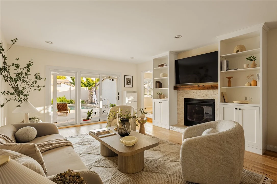 23642 Oxnard, Woodland Hills