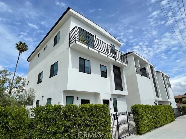 11451 W Victory Boulevard, North Hollywood