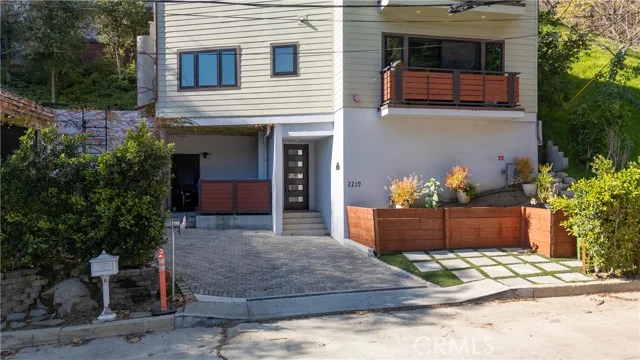 2239 Laurel Canyon photo 1