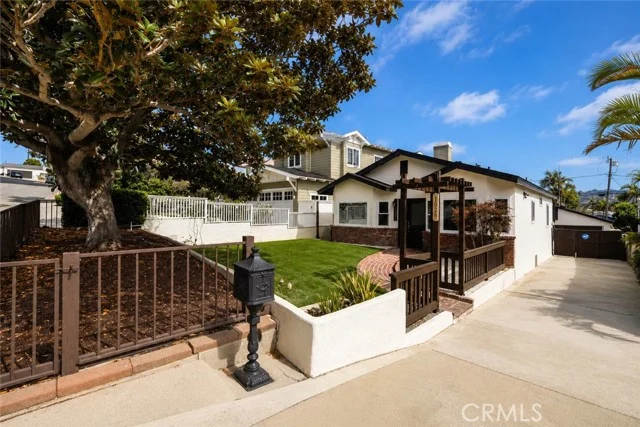 1026 Avenue A photo 2