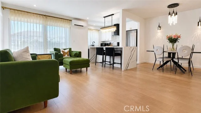 1233 N Laurel #211 photo 2