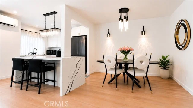 1233 N Laurel #211 photo 3