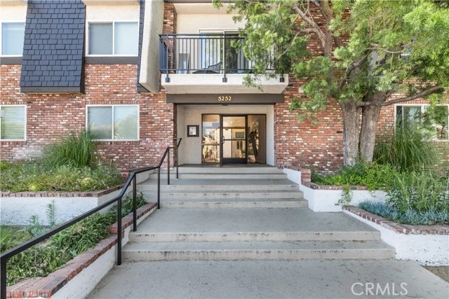 5252 Coldwater Canyon #202, Sherman Oaks
