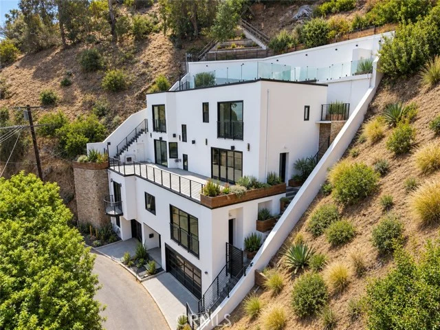 8633 Hollywood photo 1