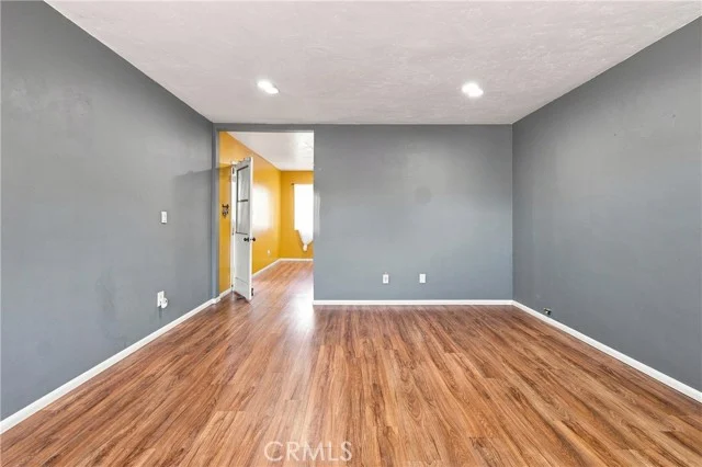 1437 W I photo 4