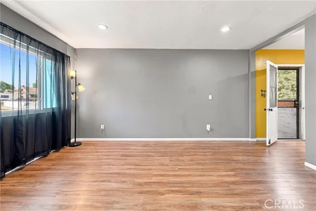 1437 W I photo 5