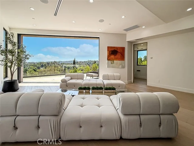 5130 Medina, Woodland Hills