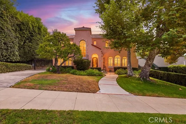 2240 N Berendo photo 1
