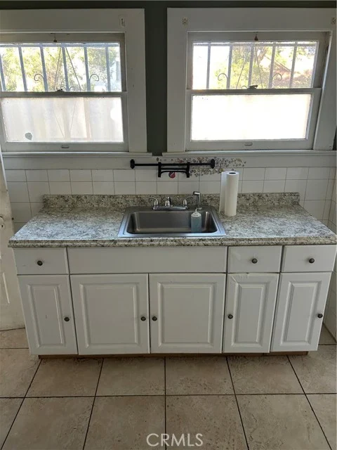 1184 N Kenmore photo 3