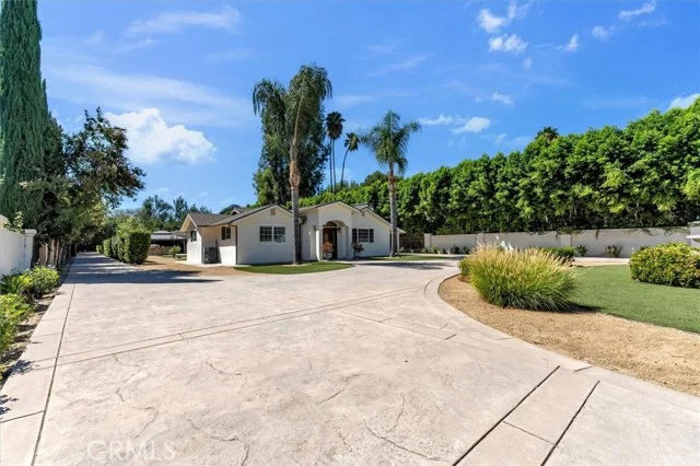 22720 Oxnard Street, Woodland Hills