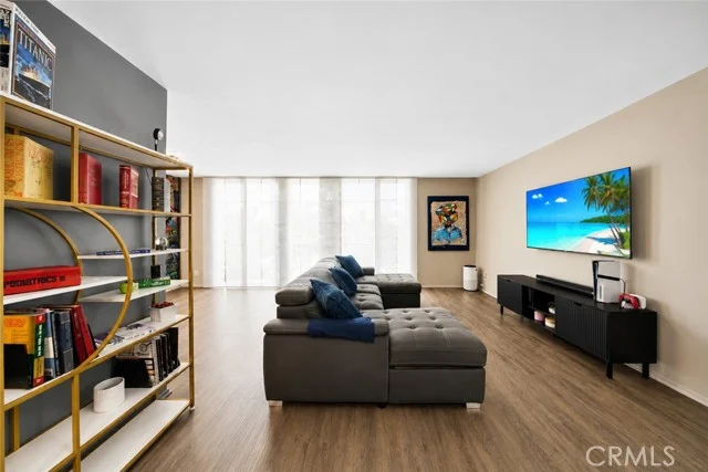 7260 Hillside Avenue #207, Los Angeles