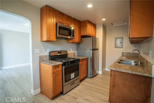 706 W 90th photo 2