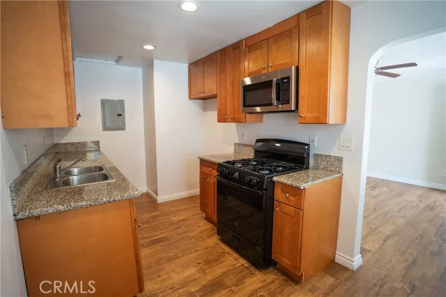 706 W 90th photo 4