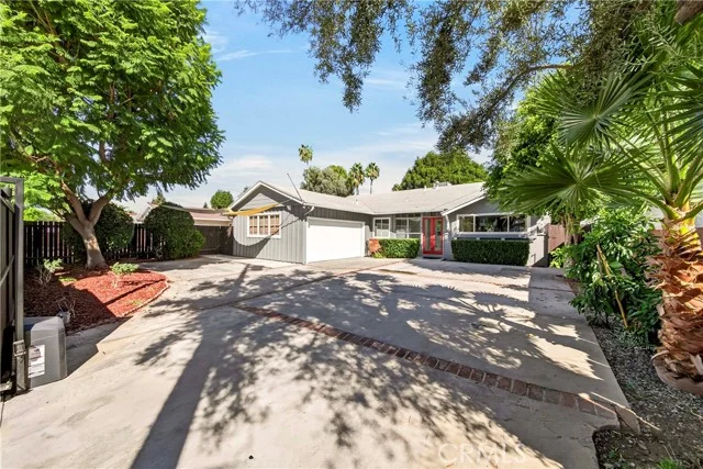22817 Burbank Boulevard, Woodland Hills