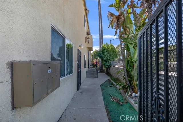 6512 Balboa Boulevard photo 5